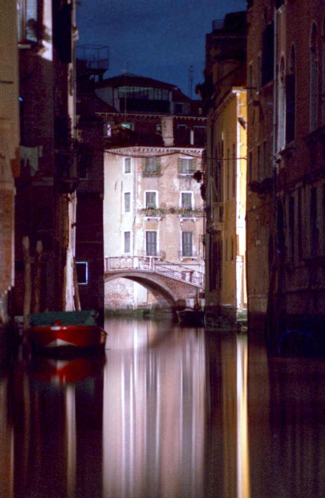 Lichter in den Gassen von Venedig