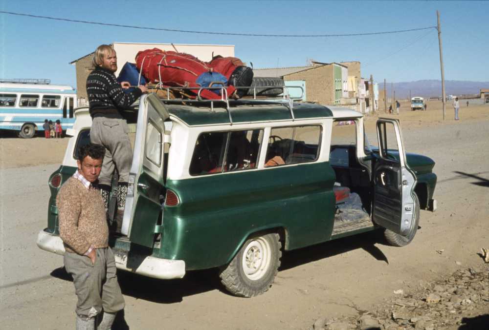 Das Auto wird beladen für eine Reise ins Gebirge von Peru